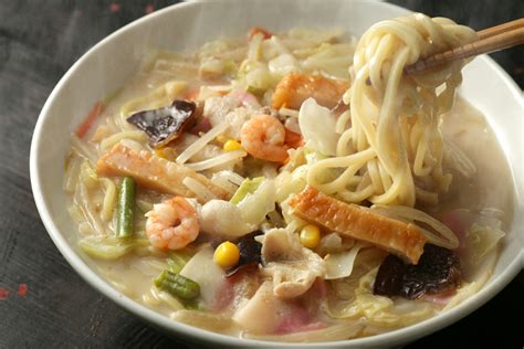  長崎ちゃんぽん、濃厚な魚介系スープとプリプリの麺が織りなす至高の一杯！