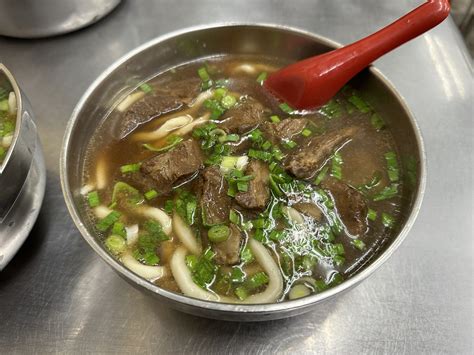  山東牛肉麺は、濃厚な肉スープとモチモチの麺が織りなす、至福の一杯！